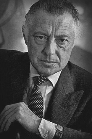 Gianni Agnelli. Agnelli era un imprenditore ed i suoi marcati fuorigioco dalle regole del ben vestire sono divenuti archetipi di un “modo” che è entrato nella *top ten* dell’eleganza come corrispondenza armonica tra ciò che appare e ciò che ne pondera i contenuti