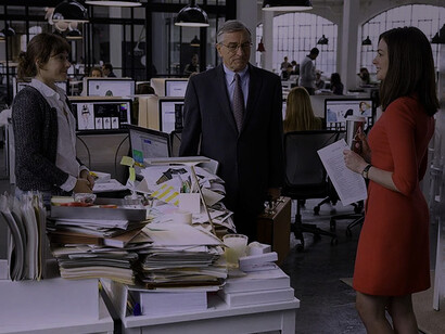 Lo stagista inaspettato, (2015), scena dal film. De Niro recita la parte di un pensionato terribilmente annoiato della vita da pensionato e cerca un nuovo lavoro e, a settant’anni, viene assunto come stagista in una azienda