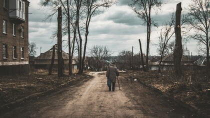 Per gli anziani, la solitudine è come un’ombra che si allunga, facendo apparire le giornate interminabili e prive di scopo 