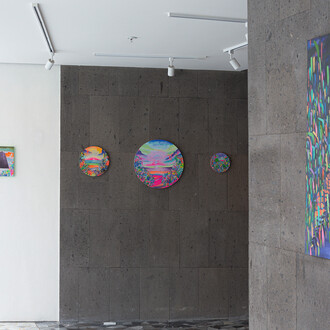 César Urrutia, Saturday night, vista de exhibición. Cortesía de la Galería Hilario Galguera