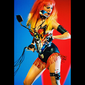 Patrice Stable, La mannequin Emma Sjöerg Wiklund lors du tournage du vidéoclip Too Funky de George Michael, Paris, 1992. Tenue : Thierry Mugler, collection Les Cow-boys, prêt-à-porter printemps-été 1992. Bustier « carénage de motocyclette » en plexiglas peint à la main (Jean-Jacques Urcun), cœur matelassé dans le dos. Short et franges en cuir. Jarretière « Budweiser » assortie. Photo : © Patrice Stable.