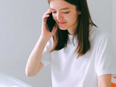 Ligação entre artista e cliente para discutir o uso de inteligência artifial no projeto em andamento