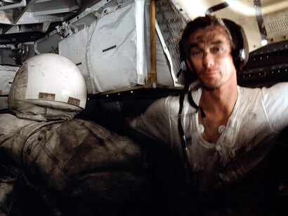 L’astronauta di Apollo 17 Eugene Cernan affaticato e sporco di polvere lunare dopo essere rientrato nel Modulo Lunare. Credit: Nasa