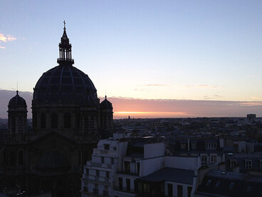 La vida empresarial, observada con un mínimo de honestidad intelectual, nos demuestra una verdad incómoda: el futuro no puede comprenderse en su esencia. Oficina de LinkedIn,  37 rue du Rocher, Paris, France