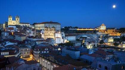 Famosa vista do Porto pela noite com lua cheia. Portugal, Europa