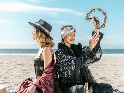 Com chapéu, lenço e pandeiro em mãos, a composição mistura música e estilo, mostrando como os acessórios certos elevam o look e também fazem parte da vivência do evento