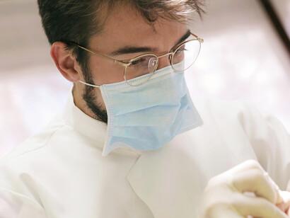 Los locos de Luanda. Un médico con mascarilla realiza una revisión de rutina a su paciente