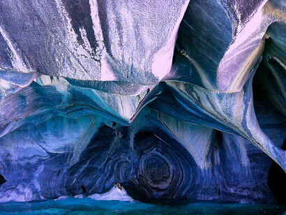 Formaciones de mármol esculpidas por la erosión, junto a las aguas turquesas del lago General Carrera en Puerto Río Tranquilo, Chile