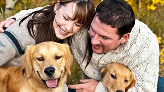 Una pareja con sus dos perros