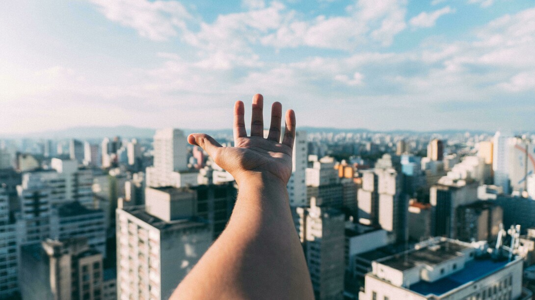 Abrigar centenas, milhares, milhões de pessoas que dormem, acordam, que vivem correndo atrás do seu sonho pessoal, profissional, de trabalho, de conquistas é o espírito da cidade. Certa vez, num debate sobre o limite de velocidade nas marginais Tietê e Pinheiros, ouvi de um paulistano “São Paulo tem pressa!”. A frase foi dita com uma certa arrogância e ar de superioridade para se referir que a cidade é rica, pois tem pressa em seguir produzindo riqueza. Na realidade talvez ele não entendesse que a cidade é rica em consequência do seu espírito incansável de trabalhador, seja você o faxineiro, o gerente ou o empresário, todos possuem um espírito voltado para a produção, um “espírito operário” e, este espírito parece aproximar a todos, parece refletir a grande alma da cidade...
