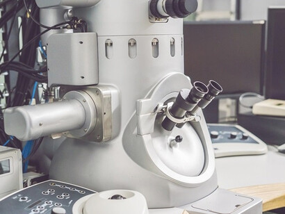 Microscopio crioelettronico: molte applicazioni della microscopia crioelettronica sono state trovate nel campo della medicina e della biologia per la possibilità di studiare le strutture di virus