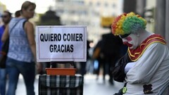 Un payaso pidiendo en la calle