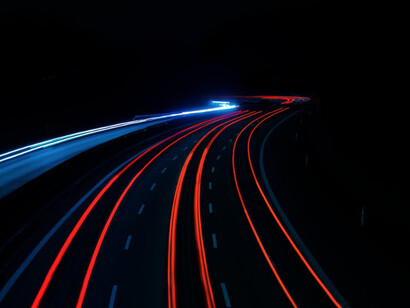 Autostrada di notte, il dinamismo degli autoveicoli in corsa