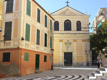 Iglesia en una pequeña plaza de Albissola Marina en la Provincia de Savona, Liguria, Italia