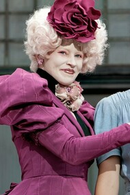 La saga de Los juegos del hambre no solo ofrece una historia atrapante, sino también una mirada crítica que dialoga inquietantemente con nuestra realidad contemporánea