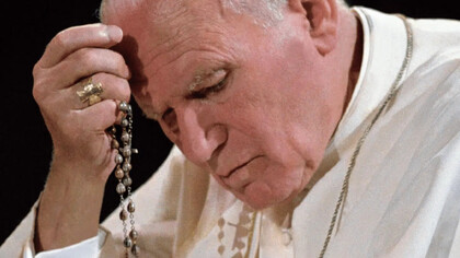 La vida de San Juan Pablo II estuvo marcada por una fe profundamente cristocéntrica y una entrega total a la misión de la Iglesia