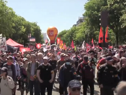 Cuando Marc Touati derrama lágrimas de cocodrilo sobre los días feriados del mes de mayo (el 1º de mayo día de los trabajadores, el 8 de mayo derrota del nazismo y fin de la II Guerra Mundial) clama por aumentar el PIB en un pinche 0,00066.  1º de mayo, Paris, 2025, Francia