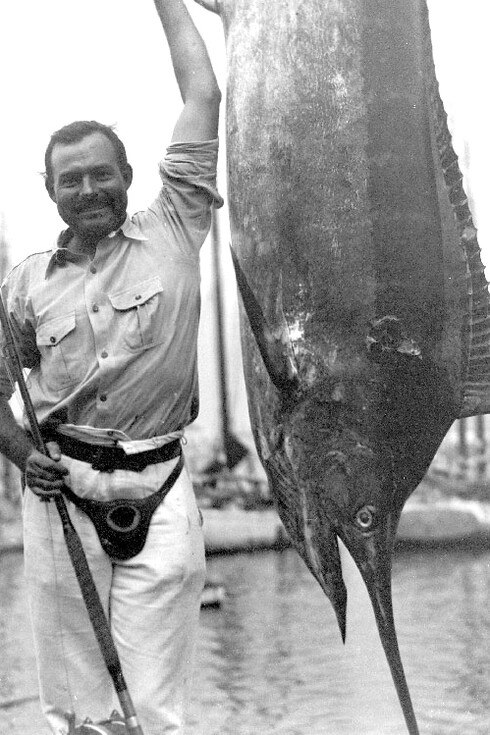 Ernest Hemingway en el puerto de La Habana, Cuba, tras pescar un marlín, 1934