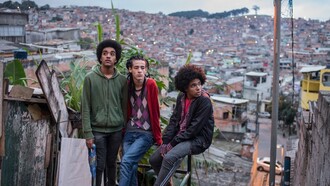 Jóvenes de un barrio marginal de São Paulo