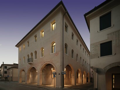 Palazzo della Luce, Treviso, Italia. Palazzo della Luce è uno spazio di design ricavato all’interno di una dimora di cinque secoli ristrutturata e riqualificata per offrire a professionisti e aziende ambienti di condivisione e strumenti all’avanguardia