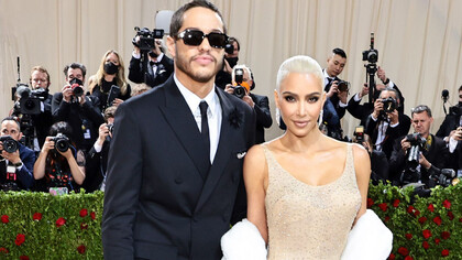 Kim Kardashian atendendo ao Met Gala em 2022 com um vestido de Marilyn Monroe usado em 1962