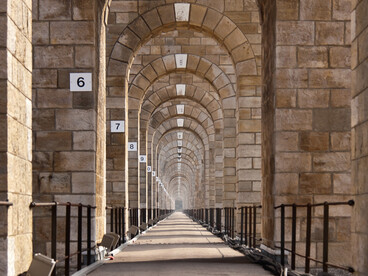 Sous les arches répétées à l’infini, le viaduc de Chaumont (Haute-Marne, France) transforme la pierre en perspective vertigineuse, comme un couloir suspendu entre histoire et modernité