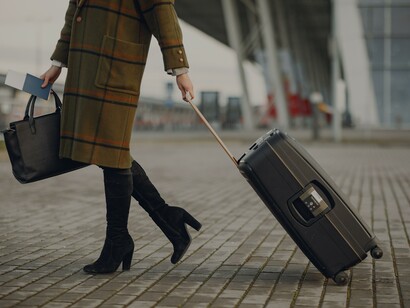 Passaporte e bagagens da estudante