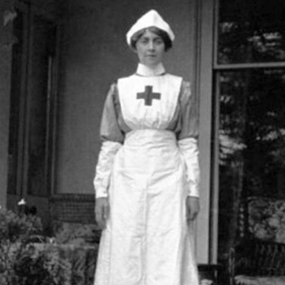 Agatha Miller Christie come infermiera del Voluntary Aid Detachment della Croce Rossa britannica, nel 1915