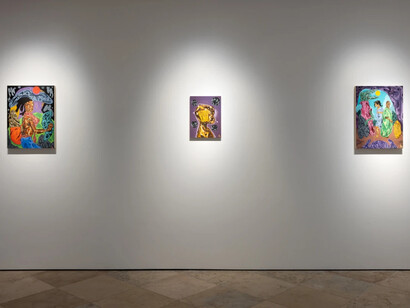 Richard Ayodeji Ikhide, Incroci del passato (Crossroads of the past), veduta della mostra. Cortesia di Victoria Miro