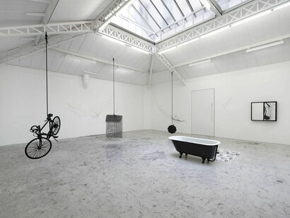 Vue après la performance de l’exposition / View post-performance of the exhibition«Force of Circumstance», kamel mennour, (6 rue du Pont de Lodi), Paris, 2017 © Robin Rhode Photo. JulieJoubert & archives kamel mennour. Courtesy the artist and kamelmennour, Paris/London