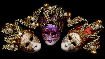 No hay espacio humano que no incluya alguna forma de máscara