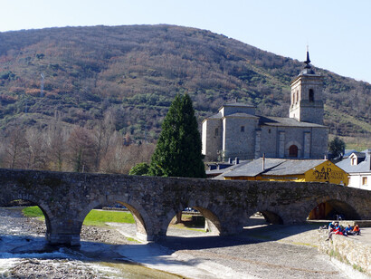 Puente de los peregrinos sobre el Meruelo en Molinaseca, Bartolomé de Vierna, León, España