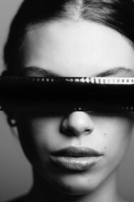 Surimpression. Dans la photographie, dans le cinéma, dans les arts visuels, la superposition est l’impression simultanée, sur un même bout de pellicule, de deux images photographiées séparément