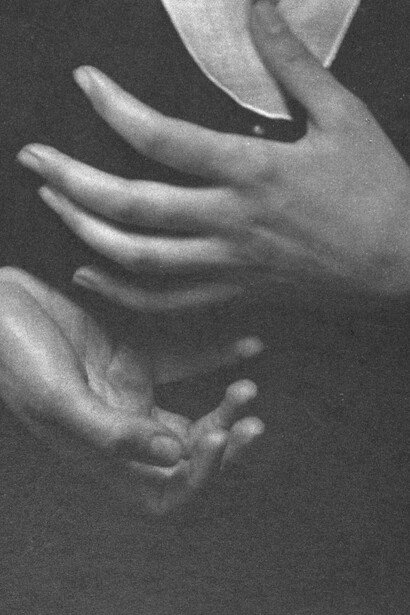 "Georgia O'Keeffe—manos", fotografía, Alfred Stieglitz, 1919