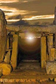 Hagar Qim e Mnajdra, Malta.  Le finestre e le aperture all'interno dei templi sono posizionate in modo tale da creare effetti di luce e ombra durante i solstizi e gli equinozi, suggerendo una profonda comprensione dei cicli celesti e della connessione tra il cosmo e la spiritualità umana