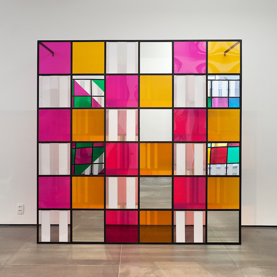 Daniel Buren, Cores, luz, projeção, sombras, transparência: obras in situ 6 2015, estrutura metálica, vinil, adesivado, acrílico e espelho, 200 x 200 x 50 cm
