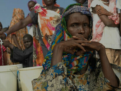 A guerra no Sudão forçou milhões de pessoas a fugir, criando a maior crise de deslocamento do mundo e agravando a insegurança alimentar no Sudão e na região da África Central e Oriental. Estima-se que 7,3 milhões de pessoas estejam deslocadas dentro do Sudão