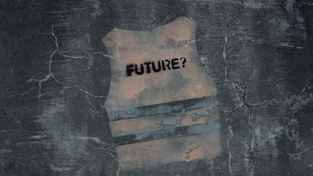 Navigare nel tempo: il murale con un giubbotto salvagente e la scritta "Futuro?" riflette la nostra ricerca per un domani più umano. La consapevolezza del passato e del presente colora il futuro con i valori del benessere comune