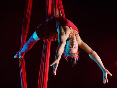 Una acróbata, durante su espectáculo