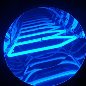 Paolo Scirpa, Vibrazione di luce, La XXI ora, 2019, installazione, alluminio, neon e specchi, cm 22x26