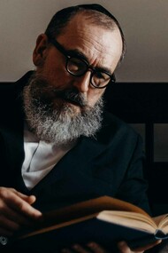 Psicólogo judeu lê um livro sobre a clínica psicanalítica 