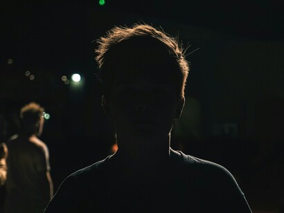 Pessoa sem rosto no escuro