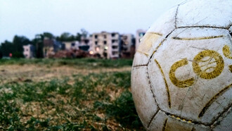 Os campeonatos regionais de futebol no Brasil oferecem vitrine para clubes pequenos e ajudam na descentralização do esporte no país mas enfrentam sobrecarga de calendários e desafios estruturais; confira como isso impacta o futebol brasileiro