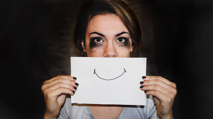 Érase un país hundido en la tristeza al que le vendieron que la pastilla de la felicidad solucionaría su agonía