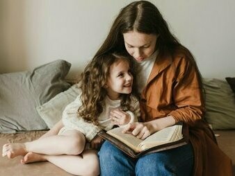 Mãe e filha. Porque ser mãe não é sobre concordar com tudo, nem sobre ser a melhor amiga, e sim sobre ser a base. É sobre suportar a ingratidão sem devolver na mesma moeda. É sobre carregar um fardo invisível e, ainda assim, continuar em pé