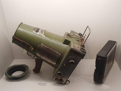 Cada objeto cuenta una historia única, desde la antigüedad hasta la era digital, destacando la creatividad en el mundo del espionaje