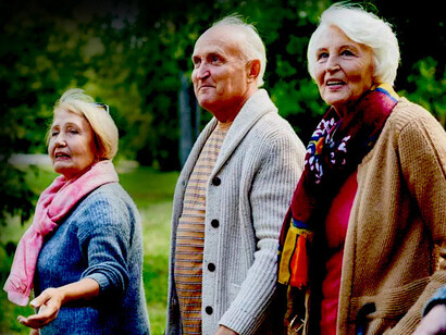 Anziani. I neuroni sono tra le cellule del corpo umano che non si rinnovano e cominciano un lento ma inesorabile decadimento già dai 20 anni