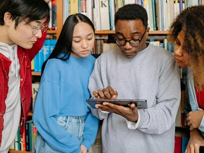 Essas comunidades são mediadas por alguém que assume a função de mediador da comunidade, mas são também promovidas e mediatizadas pelos chamados influenciadores literários, que para um determinado nicho de literatura, compartilham e livros e compartilham suas experiências de leitura com os seus seguidores

