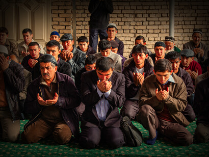 Musulmanes rezando en una mezquita de Bukhara, Uzbekistán