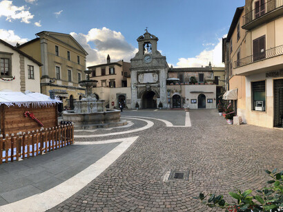 Sutri, Piazza del Comune (foto Omar Kheiraoui)